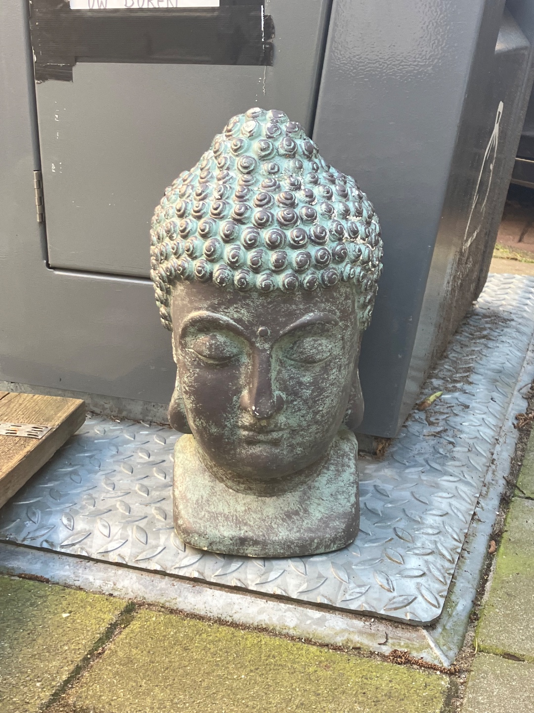 Pay buddha some respect and give them a new home. Or get the unicycle and give it a new inner tire so some kid can learn to ride it.

Both next to the containers at Kuinderstraat (near no. 48/50).