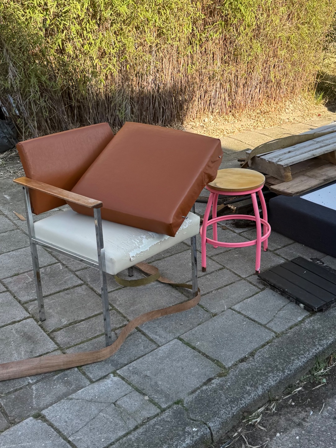 Design chair w extra seating cushion to replace & bright pink sturdy krukje