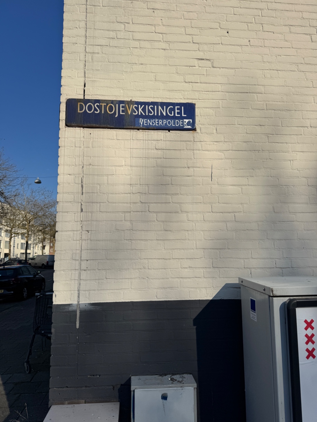 Beige Loveseat with dark Brown wooden legs 1,5p with cushions