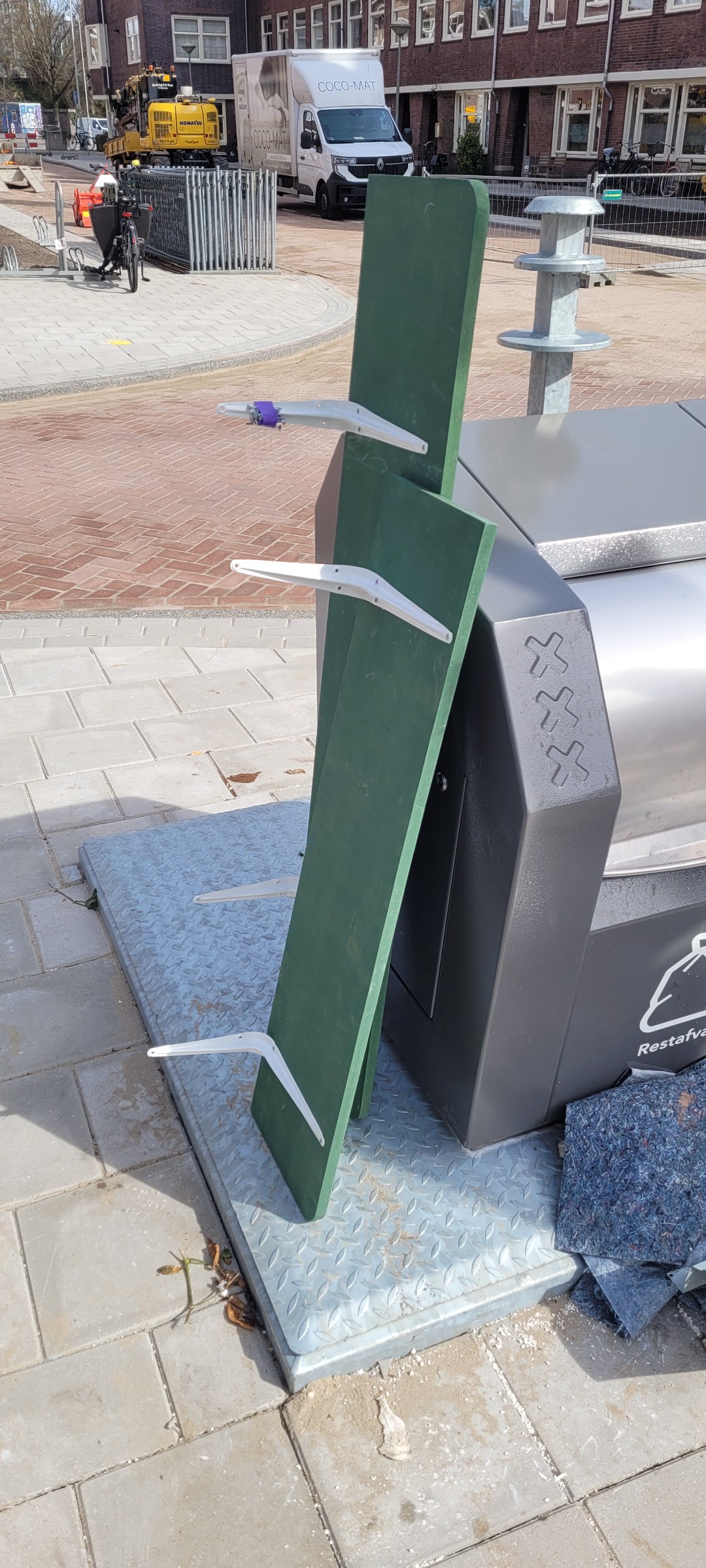 Olijfgroene plannen voor aan de muur met schroeven en lange plant