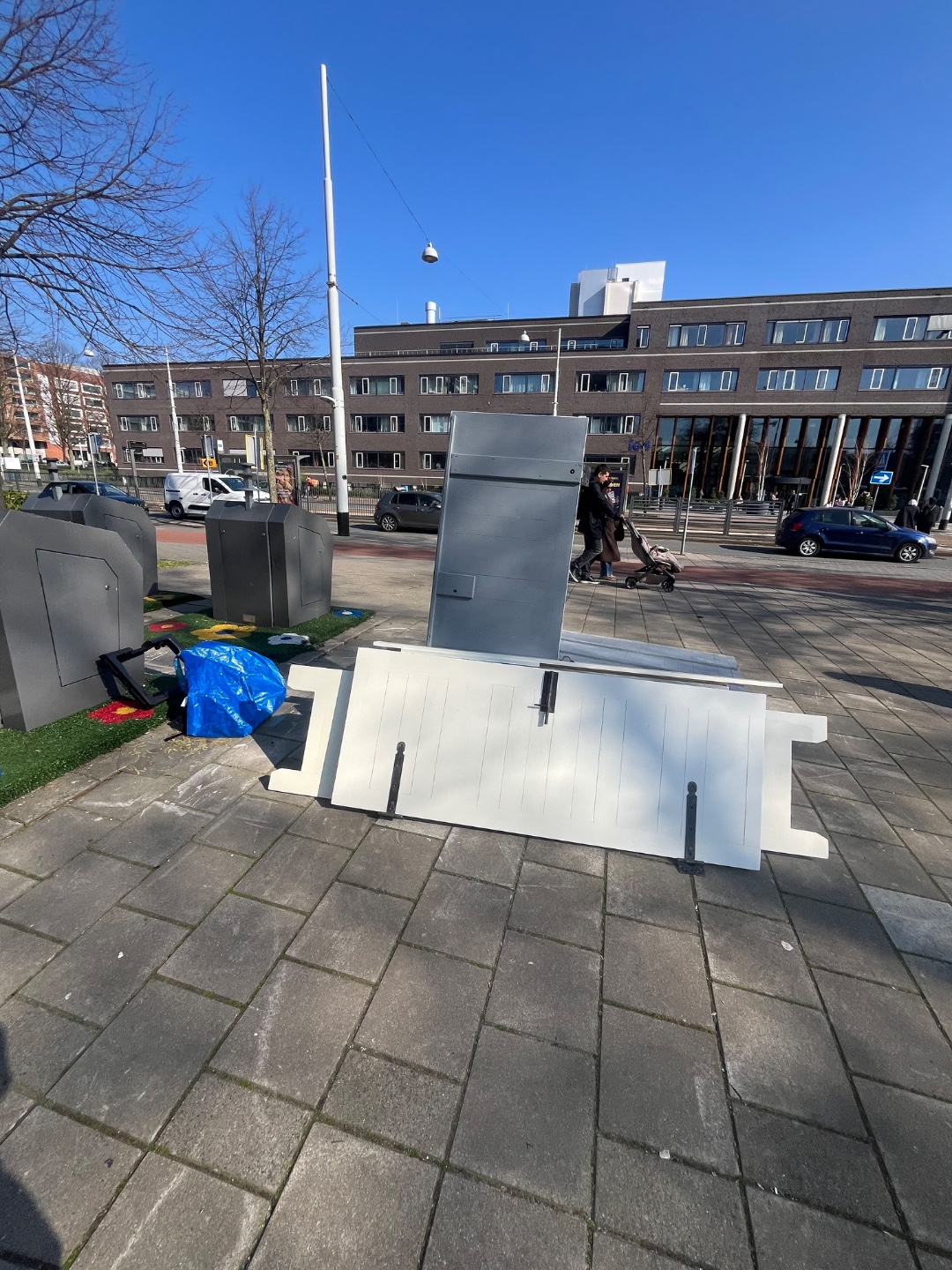 Kast staat tegenover het OLVG west!