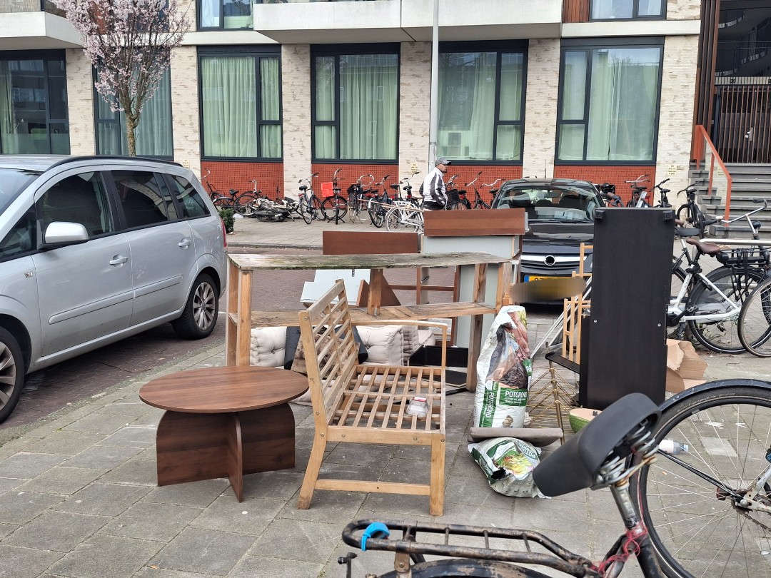 Corner before OLVG WEST. Bench, table.. etc.