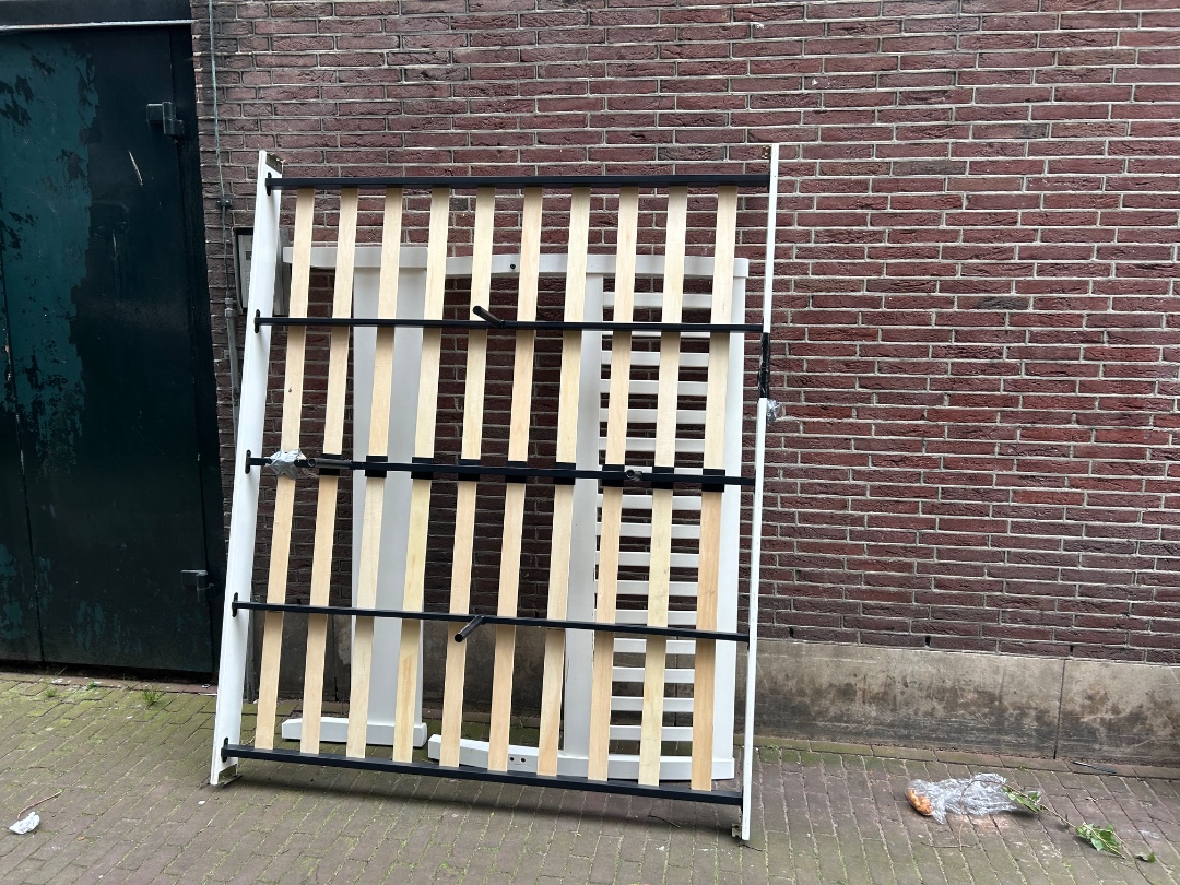 Bed, easy to assemble. All screws are in a plastic bed attached to the frame. Free to pick up in the Slijkstraat in the centre of Amsterdam