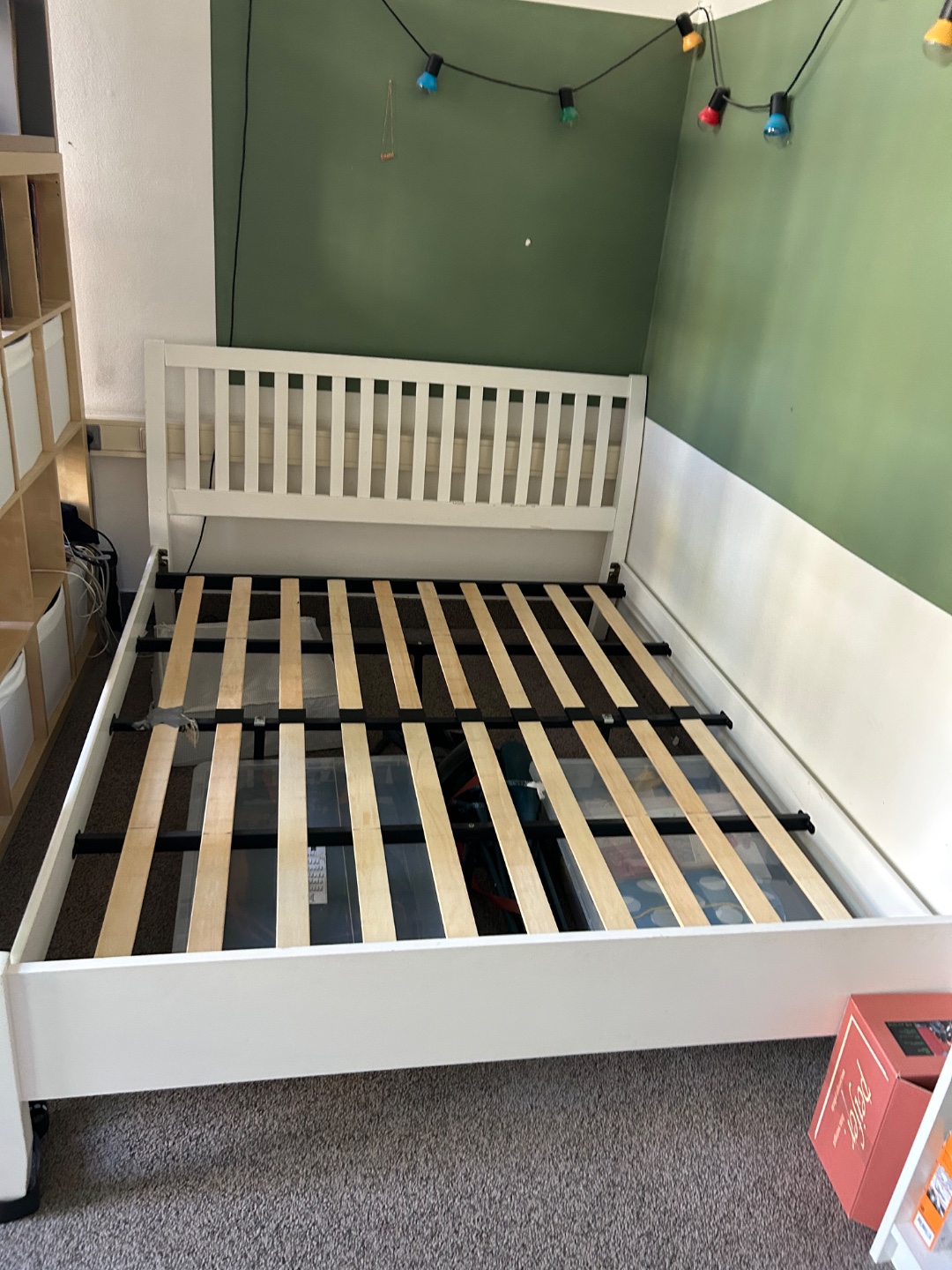 Bed, easy to assemble. All screws are in a plastic bed attached to the frame. Free to pick up in the Slijkstraat in the centre of Amsterdam