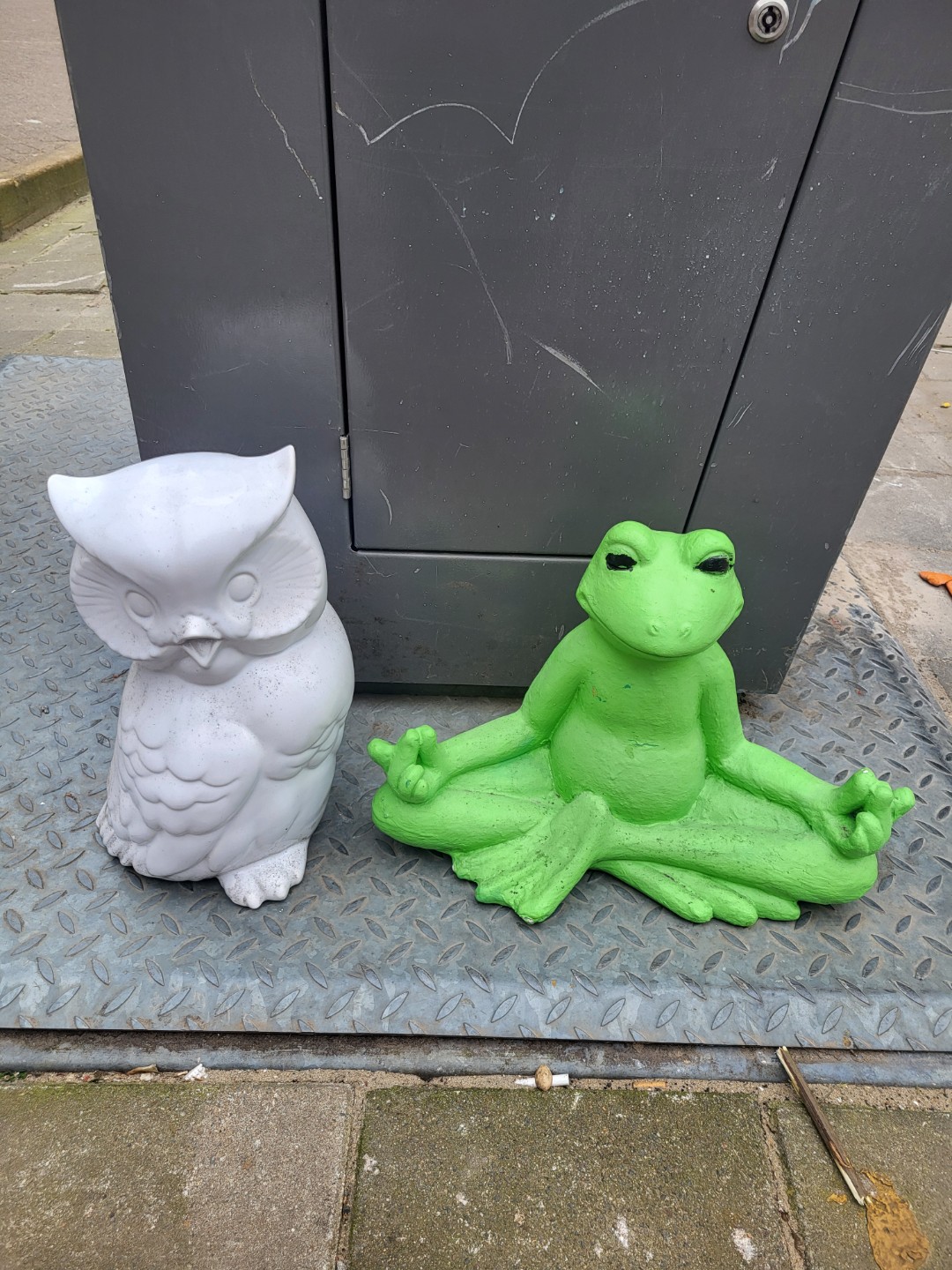 2 grappige beelden, de kikker is wat zwaarder dan de uil.