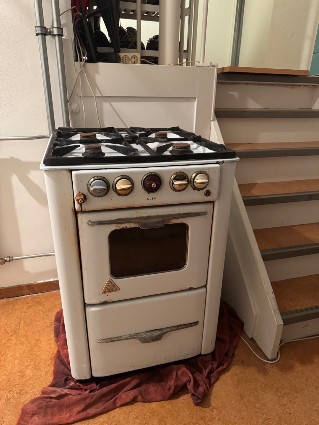 Fully working gas oven. Pick up from 2nd floor. DM me to arrange a time