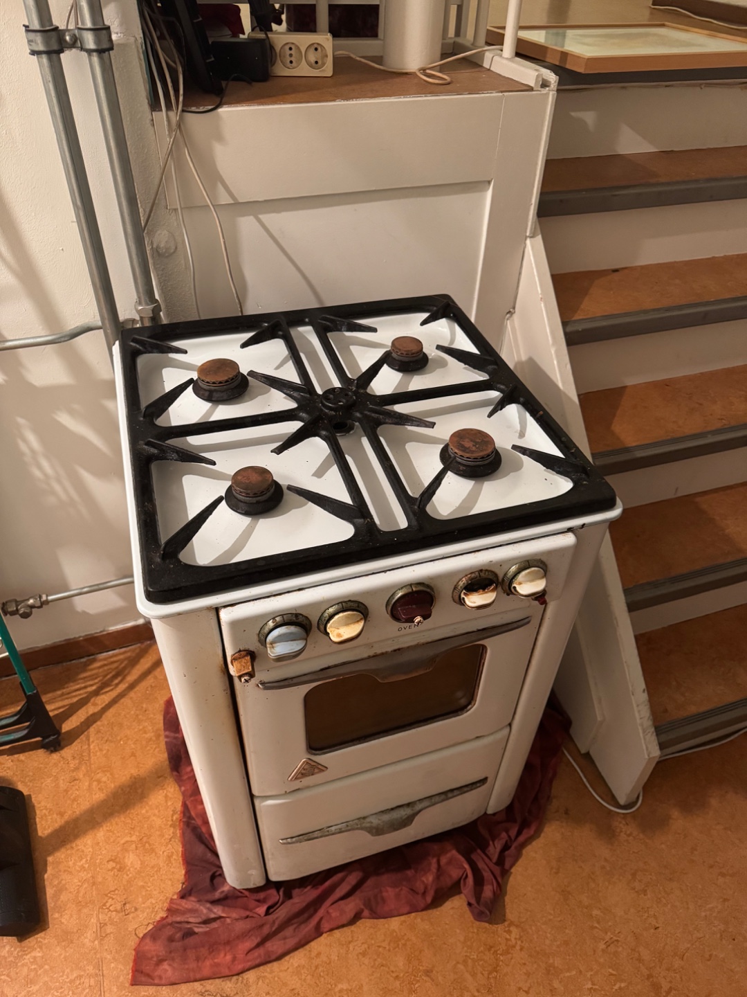 Fully working gas oven. Pick up from 2nd floor. DM me to arrange a time