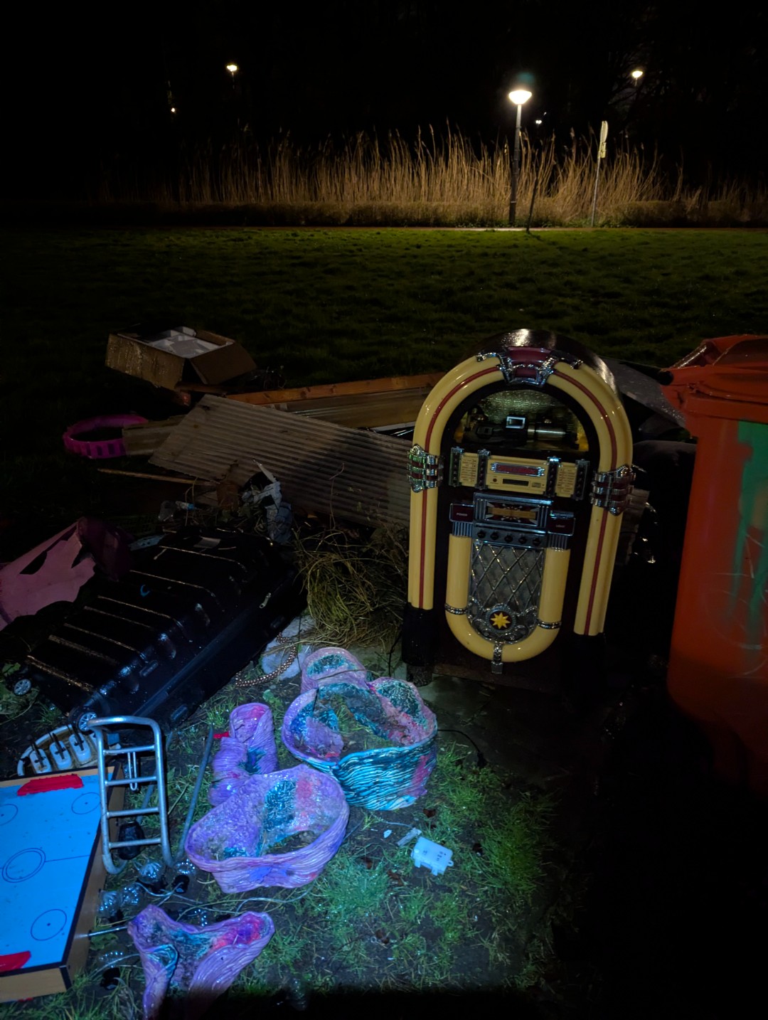 Jukebox (en roze keramieken sculpturen...)
