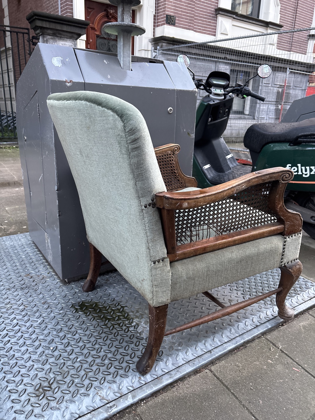 Beautiful vintage chair ready for another life