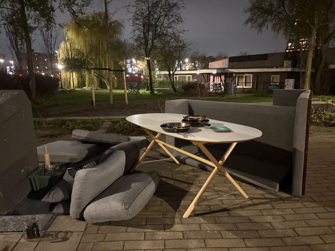 Poten van de bank zitten in een aparte zak!