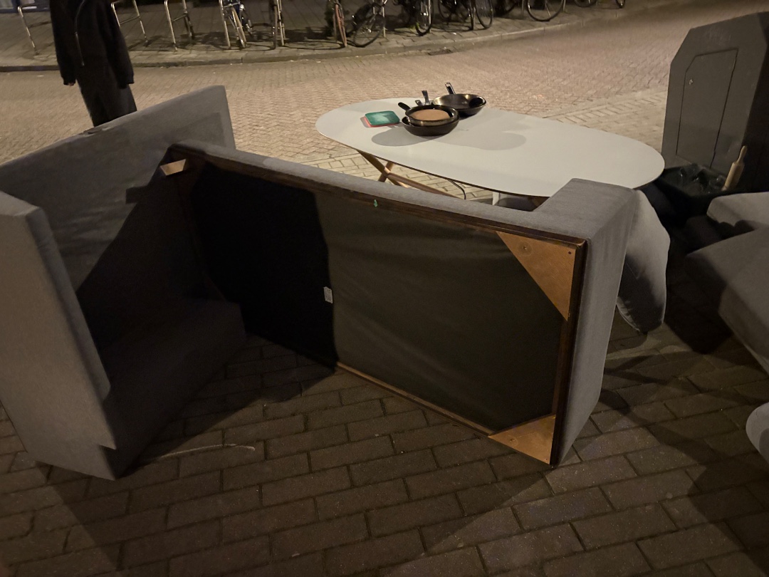 Poten van de bank zitten in een aparte zak!