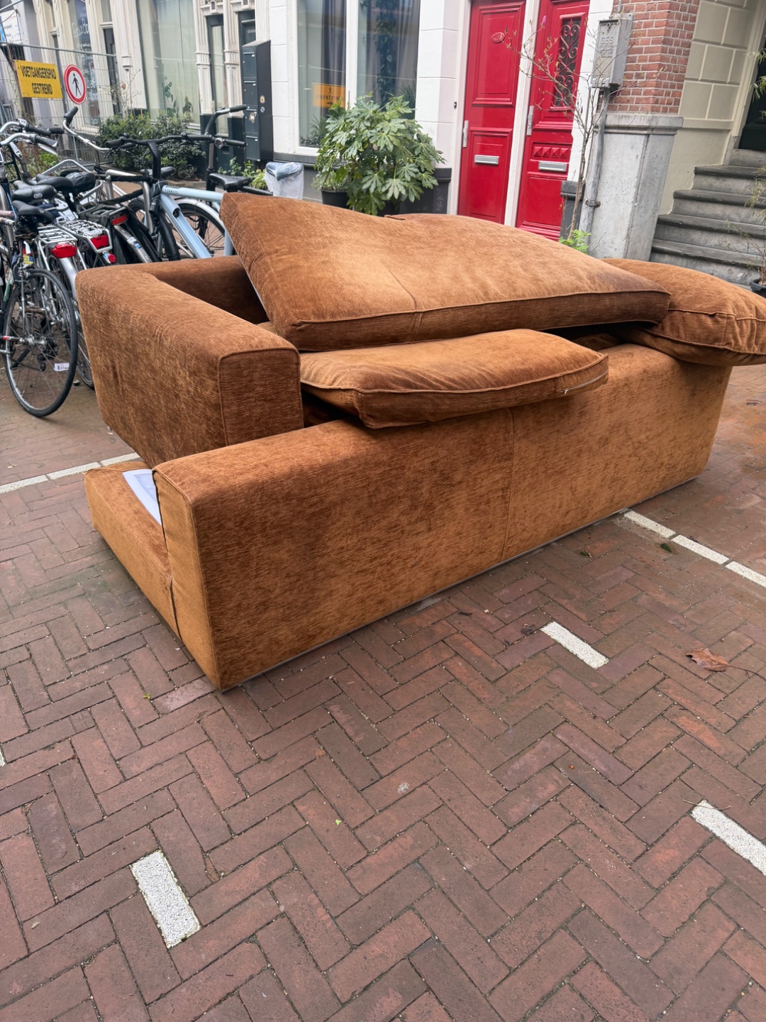 Design Italian high end, very expensive. Deze design bank staat nu op de Frans Halsstraat 80, ik heb de bank nagekeken. Helemaal gaaf nog. Dit merk Doimo uit Italië 🇮🇹 kost een vermogen. Zonde 💔 wie haalt hem op? ☺️