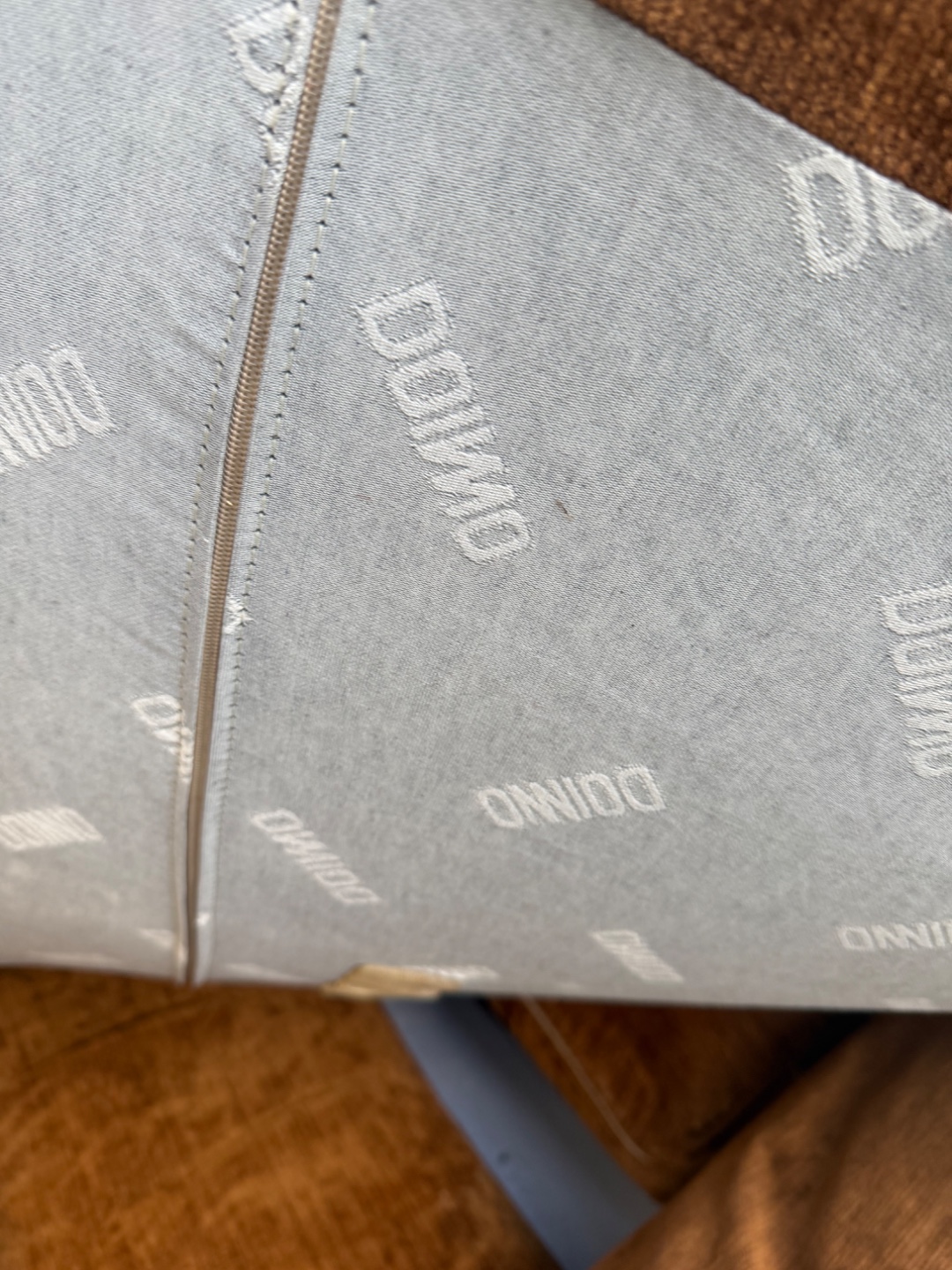 Design Italian high end, very expensive. Deze design bank staat nu op de Frans Halsstraat 80, ik heb de bank nagekeken. Helemaal gaaf nog. Dit merk Doimo uit Italië 🇮🇹 kost een vermogen. Zonde 💔 wie haalt hem op? ☺️