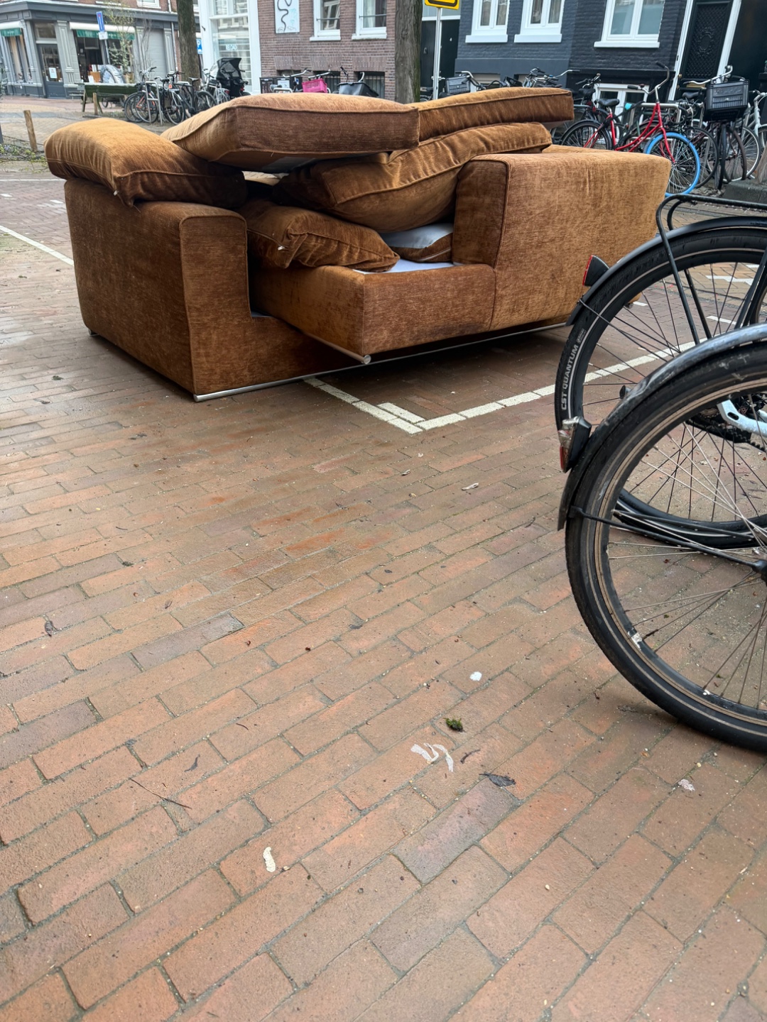 Design Italian high end, very expensive. Deze design bank staat nu op de Frans Halsstraat 80, ik heb de bank nagekeken. Helemaal gaaf nog. Dit merk Doimo uit Italië 🇮🇹 kost een vermogen. Zonde 💔 wie haalt hem op? ☺️