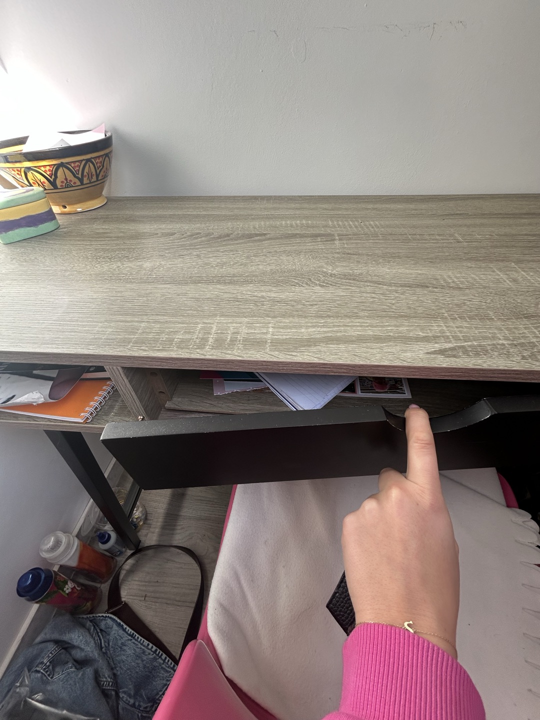 Bureau GRATIS af te halen
Lade kapot maar kan gemaakt worden
Graag naar beneden tillen zelf 3