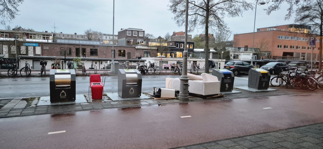 Rode stoelen en witte bank 1