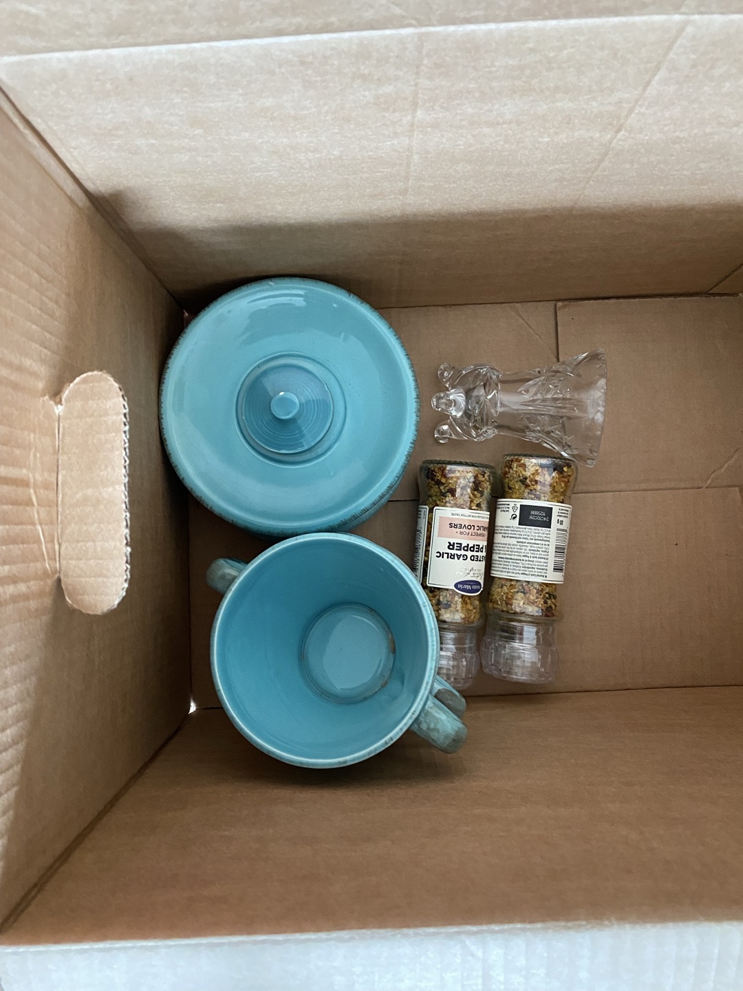 4 koppen met schotel, vaasje, gesloten peper met knoflook molen 2x 1