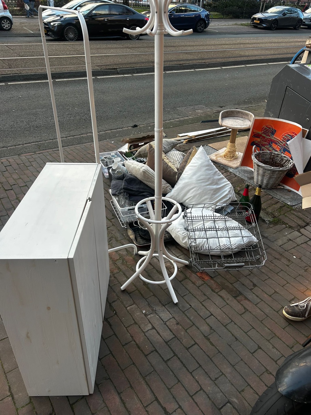 mooie glazen, kastje, kledingrek, posters en meer 1