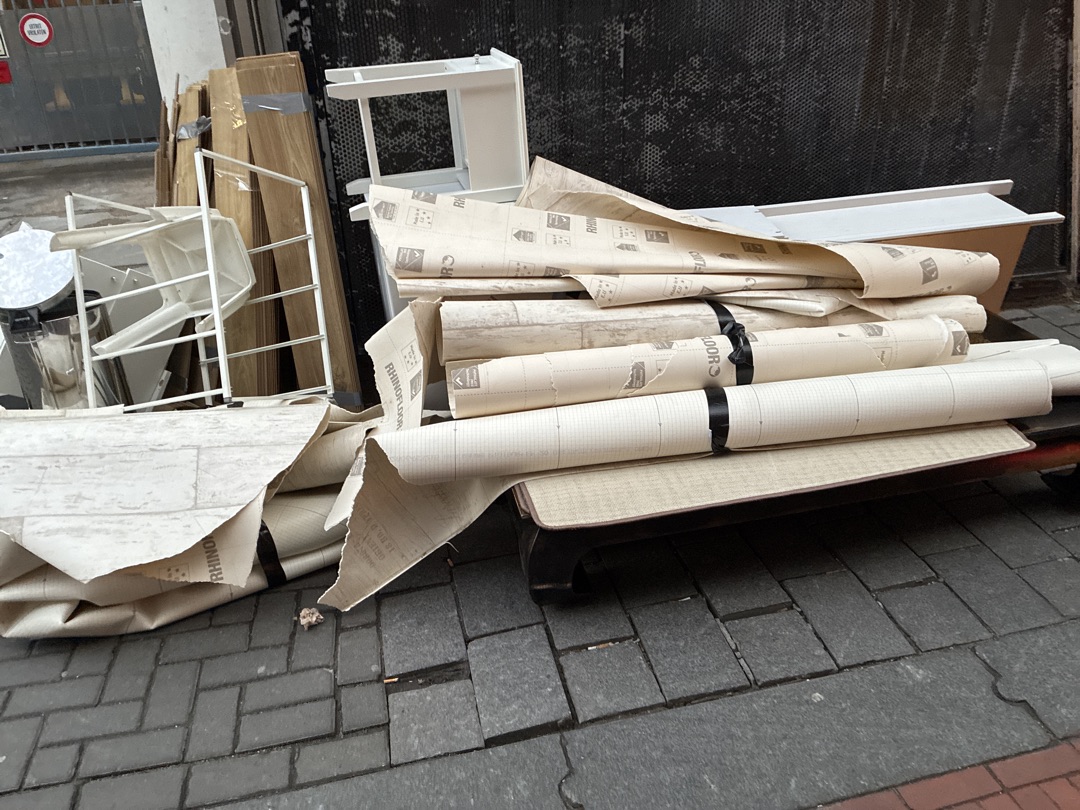 Magnetron 
Lage tafel
Prullenbak
Vloer 
Kruk
Koelkast
Tapijt
Kastje
Grote kast 1