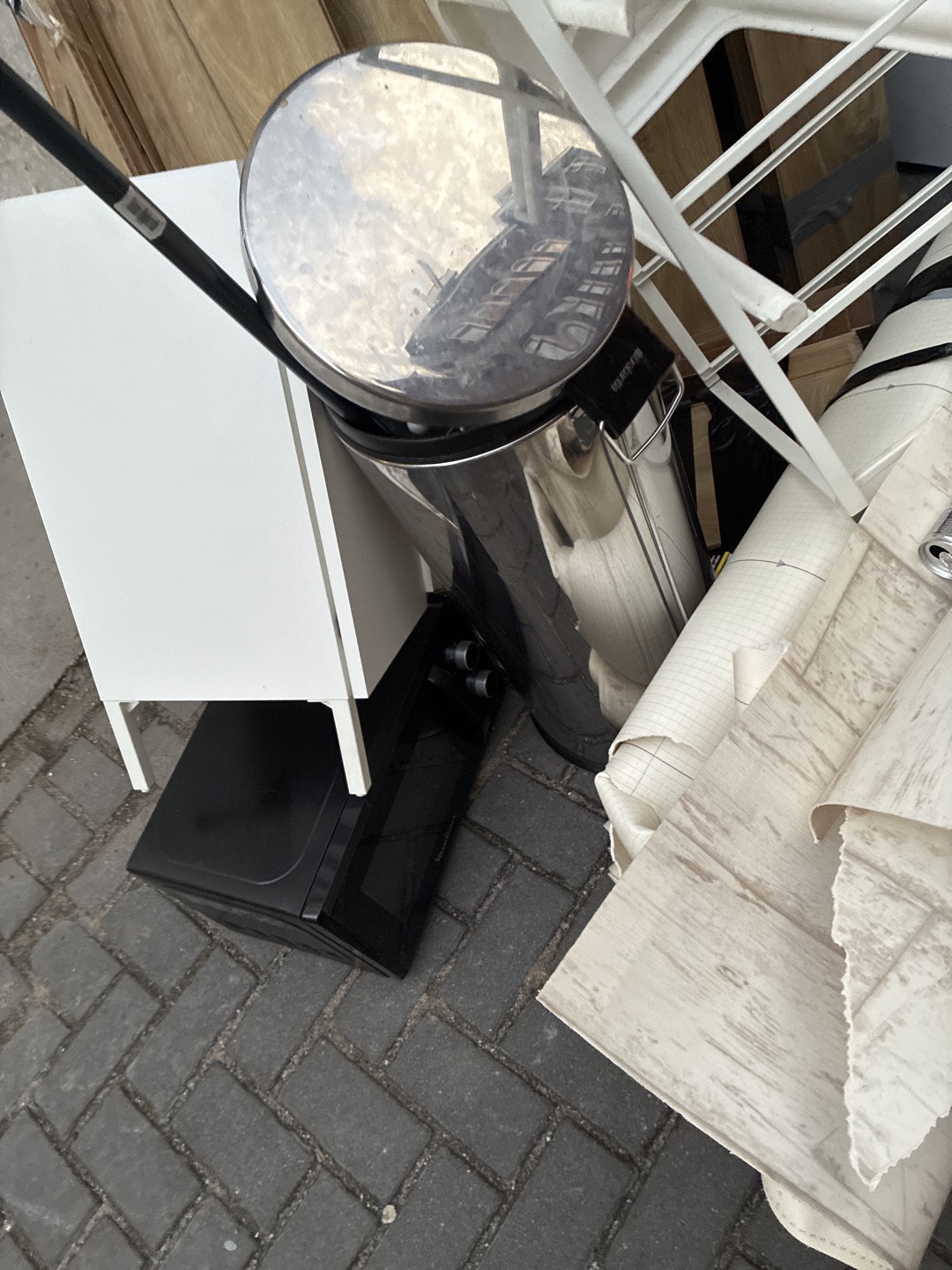 Magnetron 
Lage tafel
Prullenbak
Vloer 
Kruk
Koelkast
Tapijt
Kastje
Grote kast 3