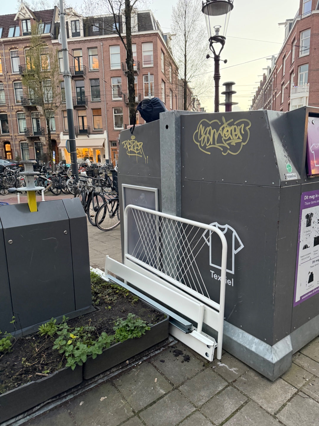 IKEA BED
Volledig ikea bed, alle onderdelen. Makkelijk in elkaar te klikken. Afmeting 140/100. Zonder lattenbodems 1