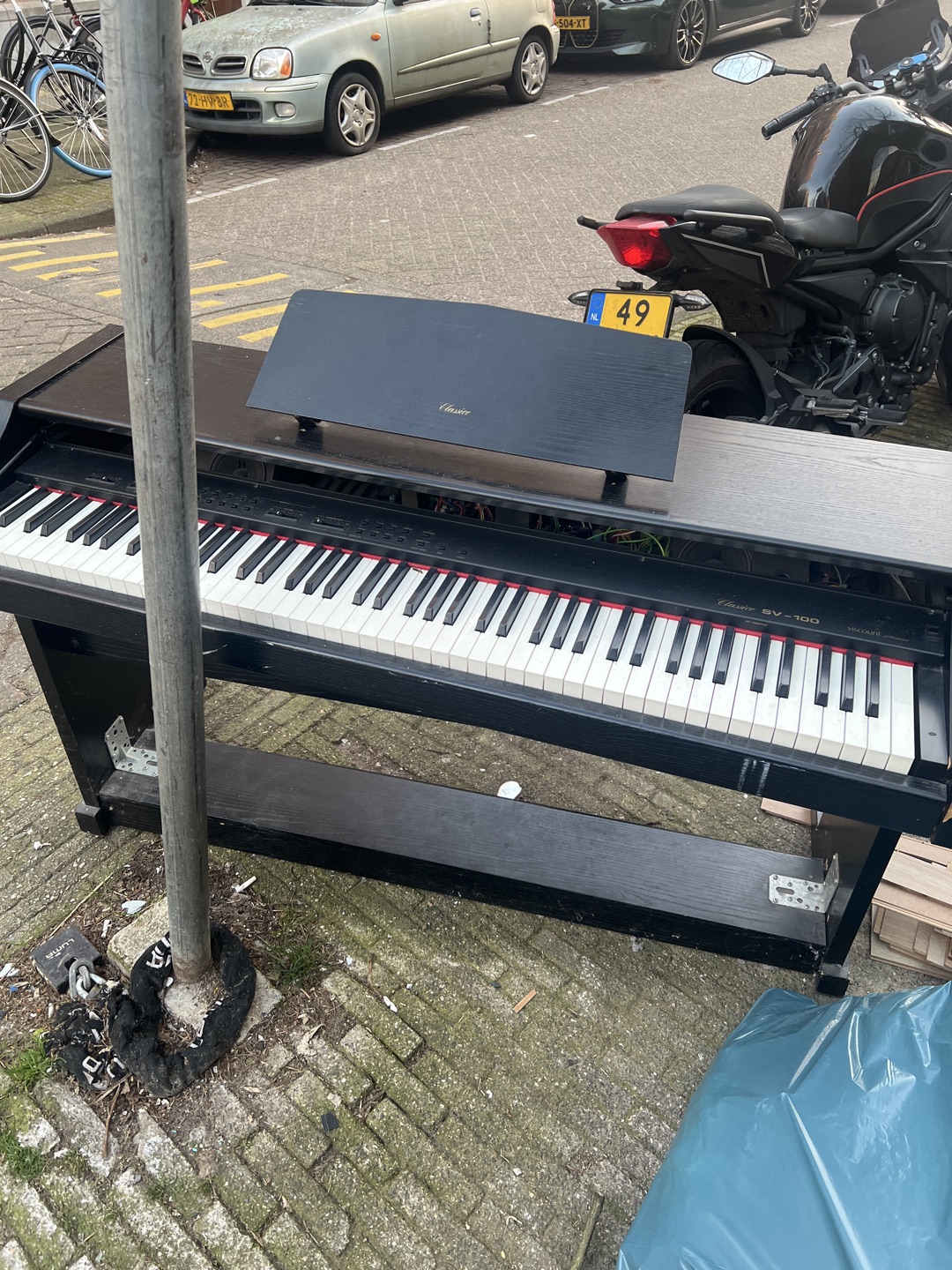 A piano! No clue if it works, but worth checking out I think