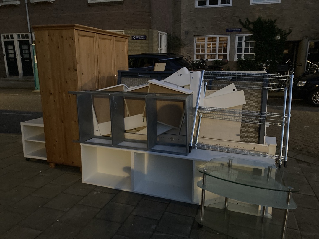 Lots of good furniture 1