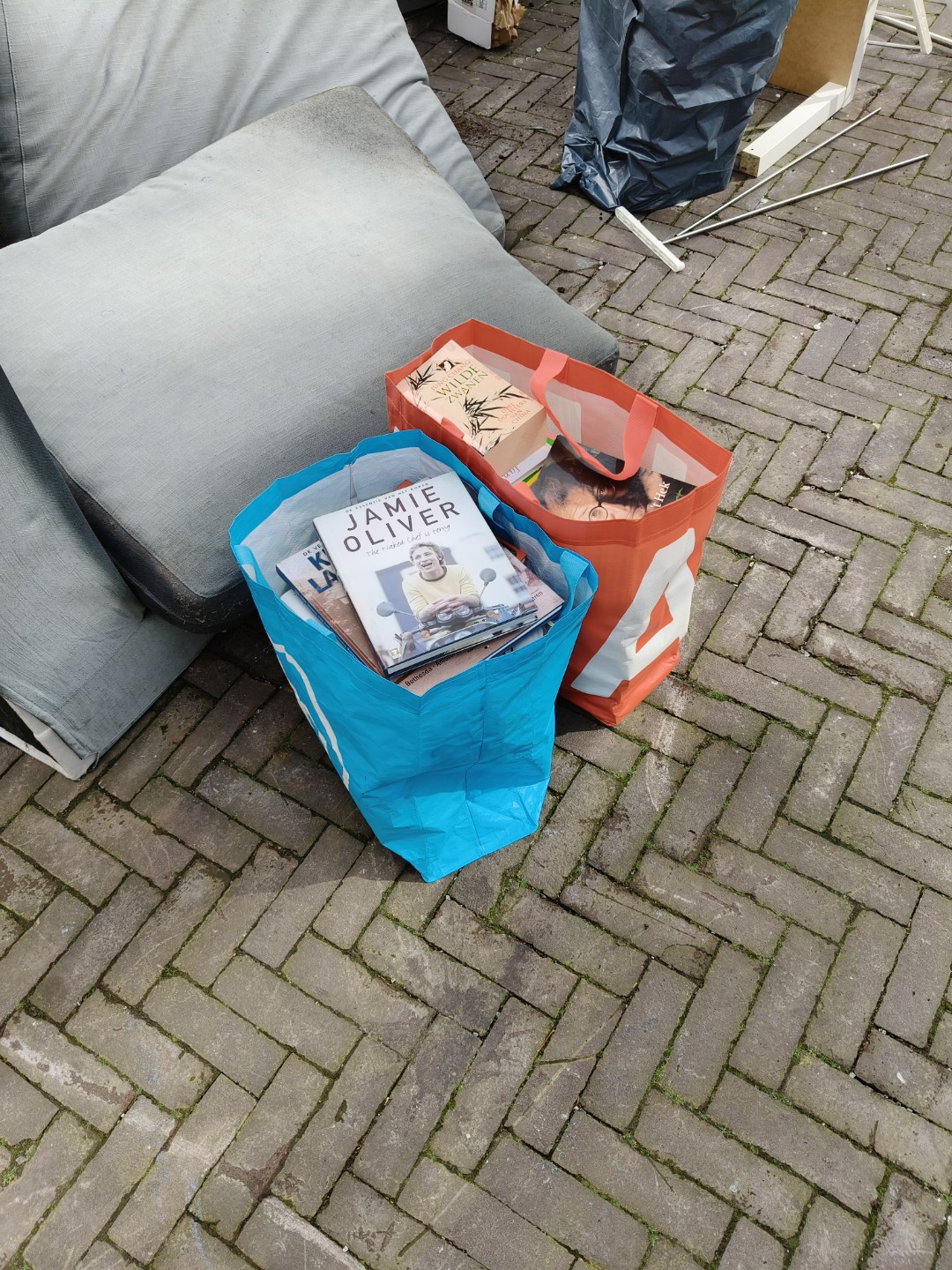 Tassen vol kookboeken en andere boeken 1