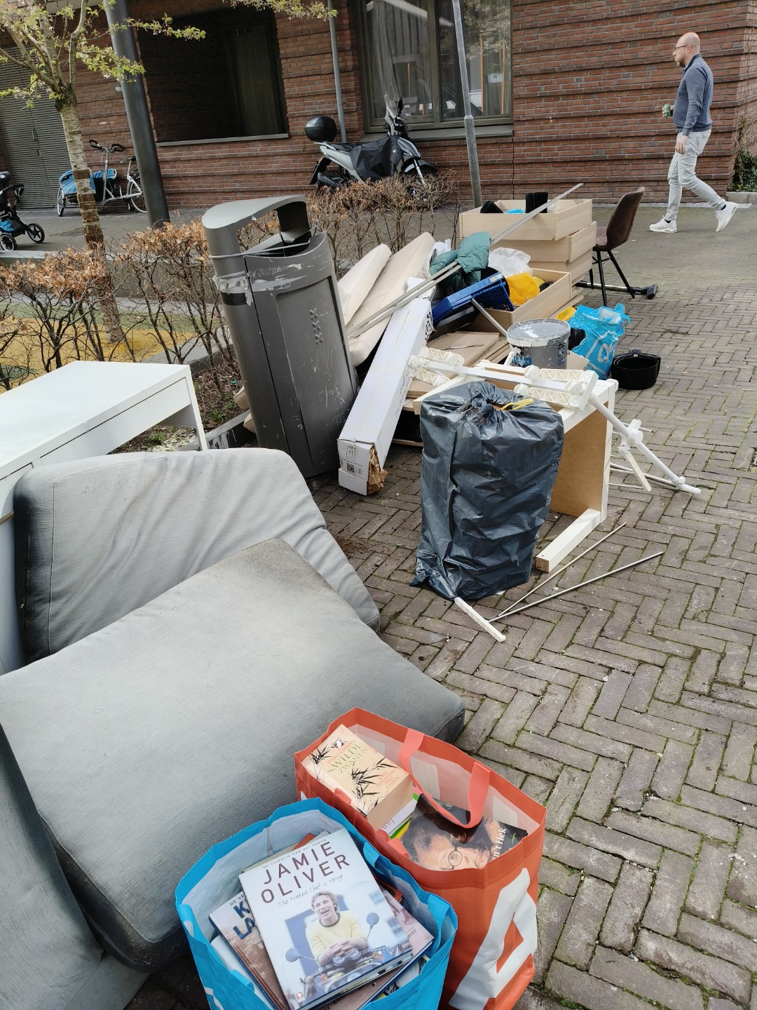 Tassen vol kookboeken en andere boeken 2