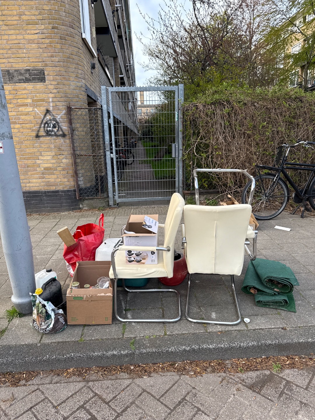 Some semi nice chairs! Leather (fake?) has seen better days 1