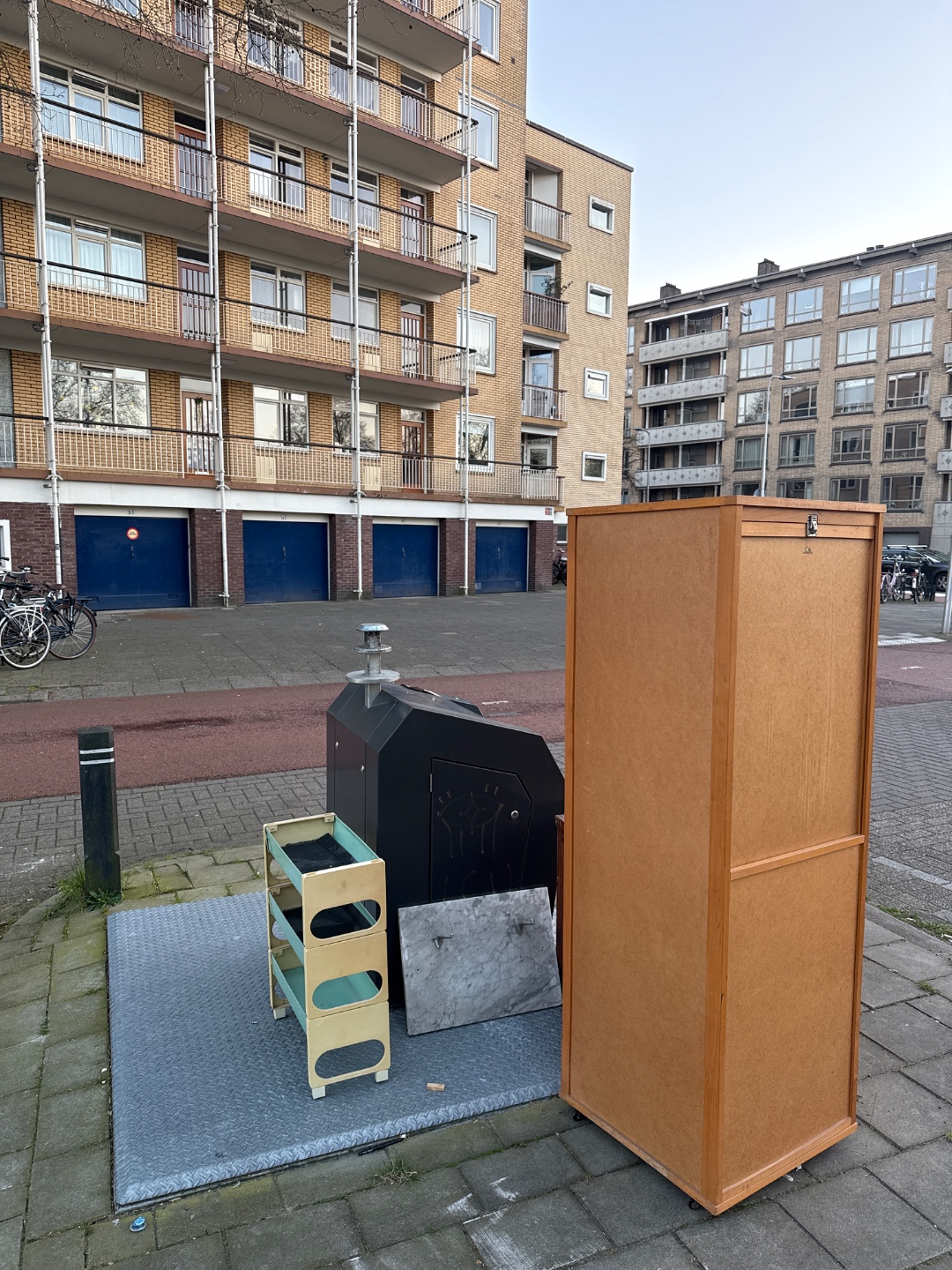 Absolute gorgeous finds in Utrecht. All vintage from the 70's. A plastic trolley from Leifheit, the closet is for hanging clothes (brand BUSSUM), and a marble splash guard. I just Google-Imaged them all and these are good finds. 
No more space in my home :(, please someone come rescue these beauties. 1