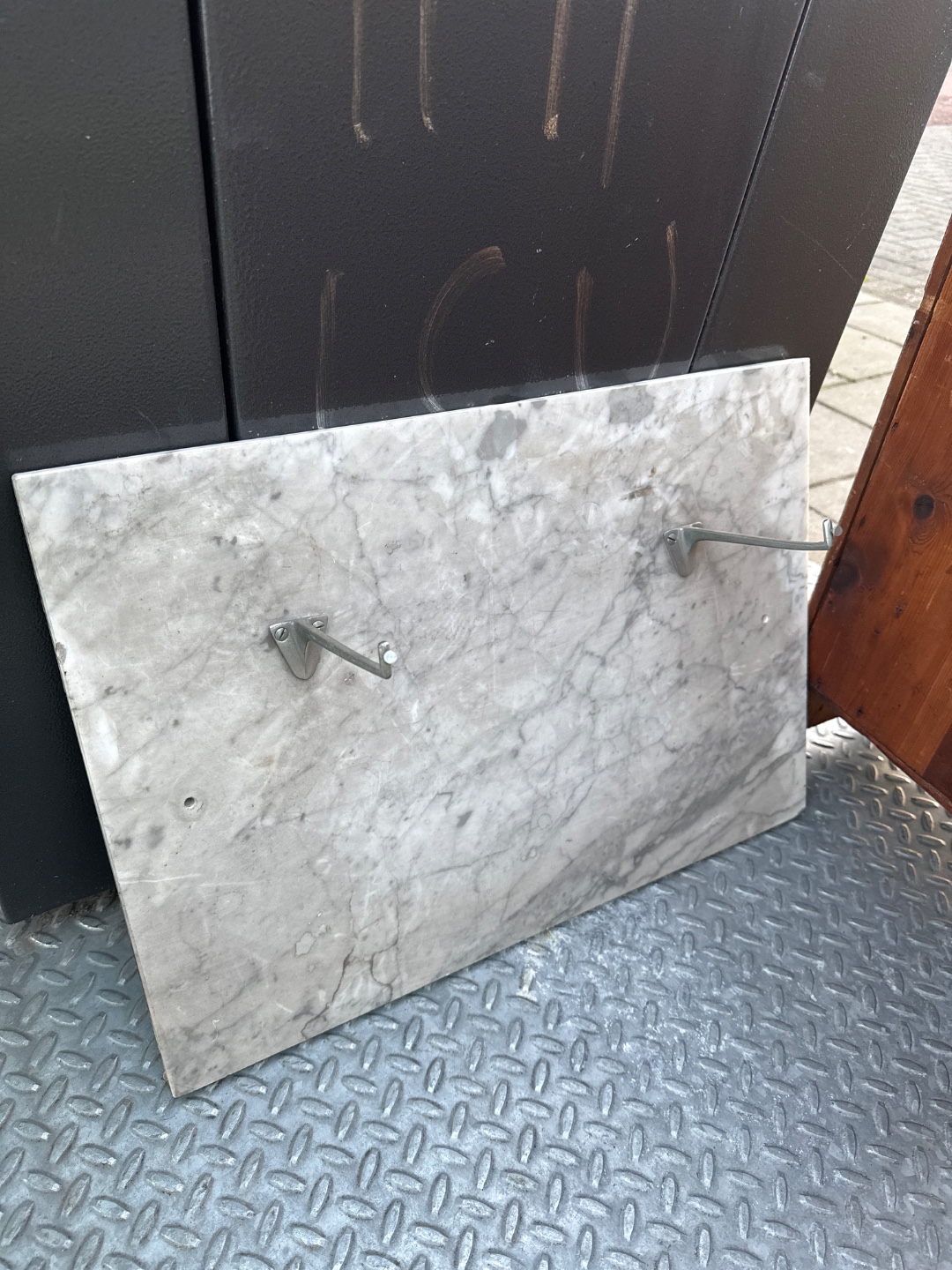 Absolute gorgeous finds in Utrecht. All vintage from the 70's. A plastic trolley from Leifheit, the closet is for hanging clothes (brand BUSSUM), and a marble splash guard. I just Google-Imaged them all and these are good finds. 
No more space in my home :(, please someone come rescue these beauties. 3