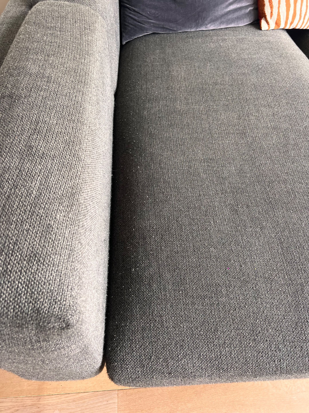 Grijze Bank 3 april rond 9:00 gratis ophalen. Staat dan buiten ivm verhuizing! 2