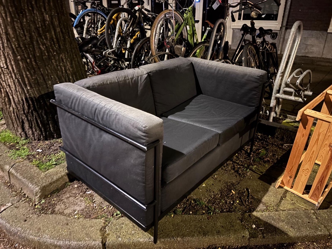 Harvink bankje. Staat bij de vuilniscontainer (wordt morgenvroeg opgehaald door het grofvuil anders)  

Gebruikt maar in goede staat! 1