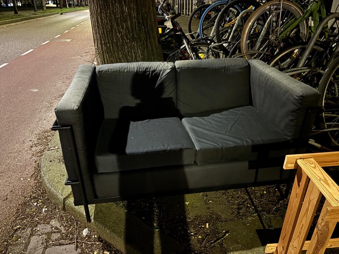 Harvink bankje. Staat bij de vuilniscontainer (wordt morgenvroeg opgehaald door het grofvuil anders)  

Gebruikt maar in goede staat! 2