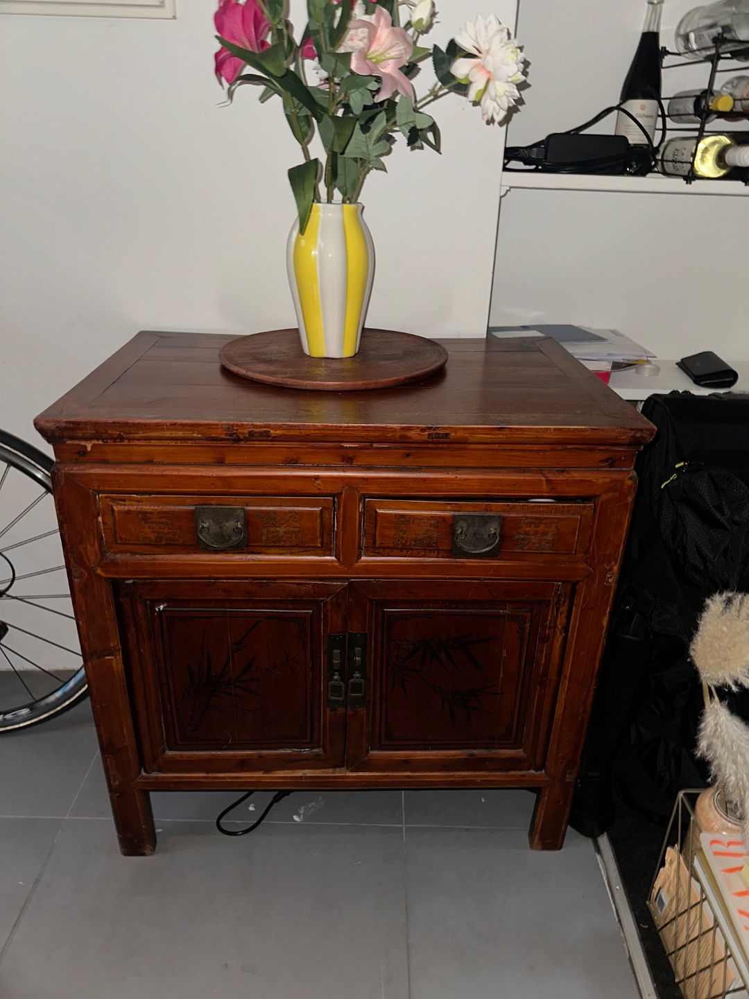 Antiek houten kastje met mooie details 1