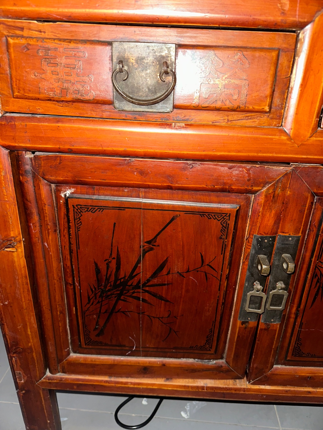 Antiek houten kastje met mooie details 2