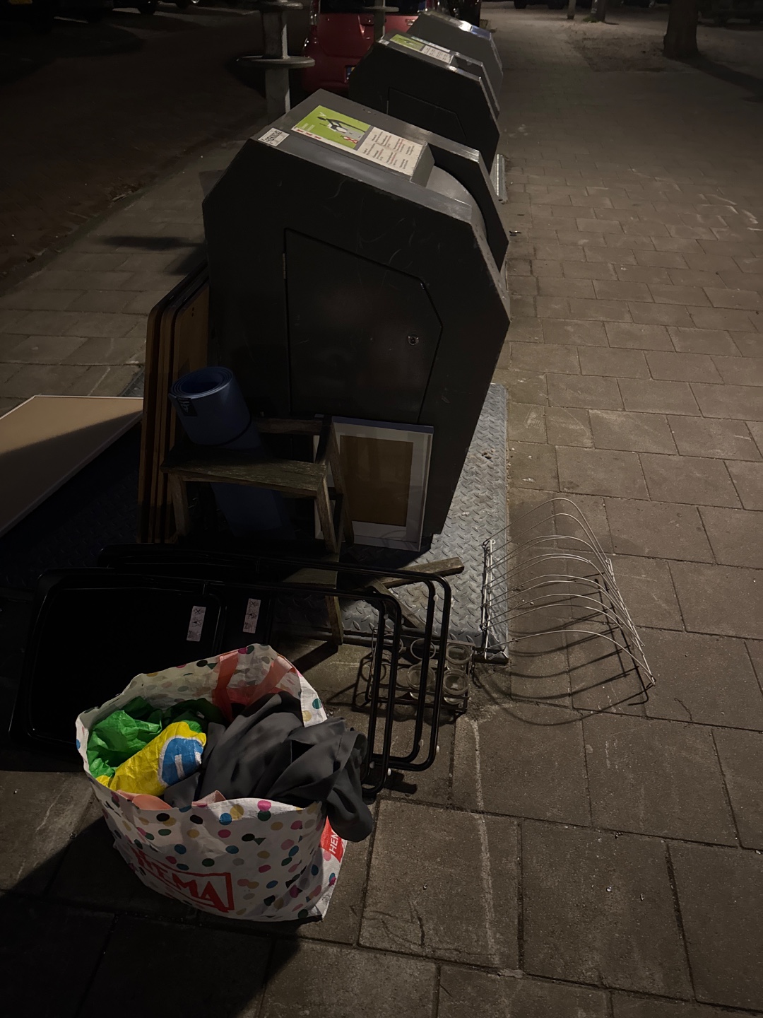 Folding chairs, picture frame, some glass thingies 1