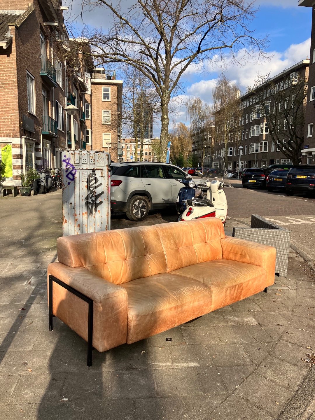 Looks like a very good leather sofa 1