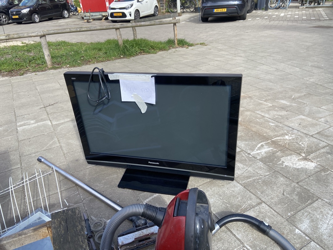 Working TV and table legs 1