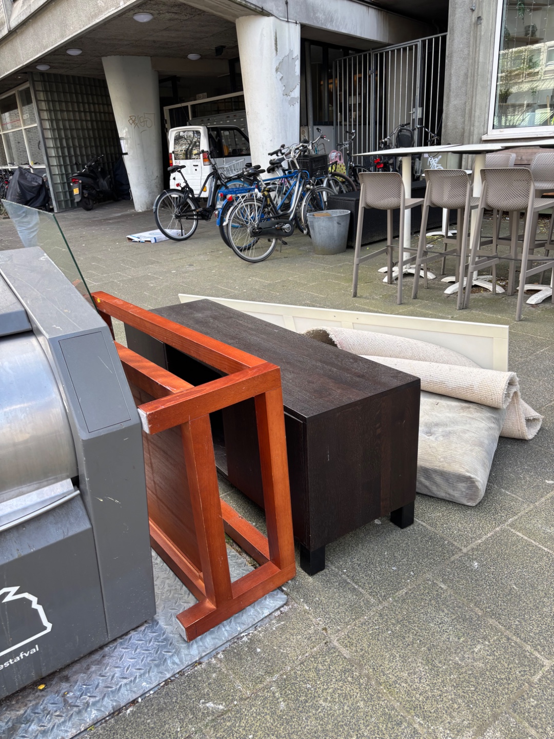 Salon tafel en dressoir! 2