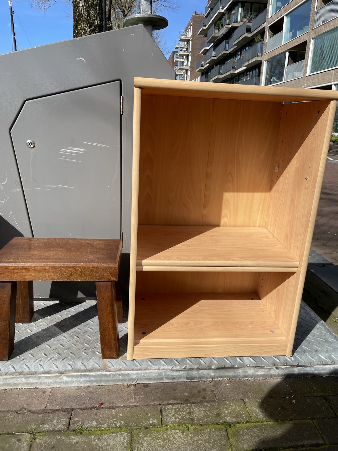 Kast met twee planken plus kleine bijzettafel 1