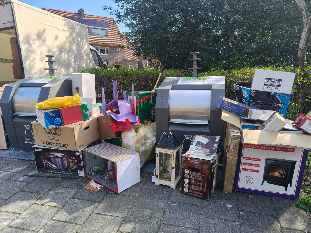 Many many Christmas items and old dollhouses with furniture in Betondorp 1