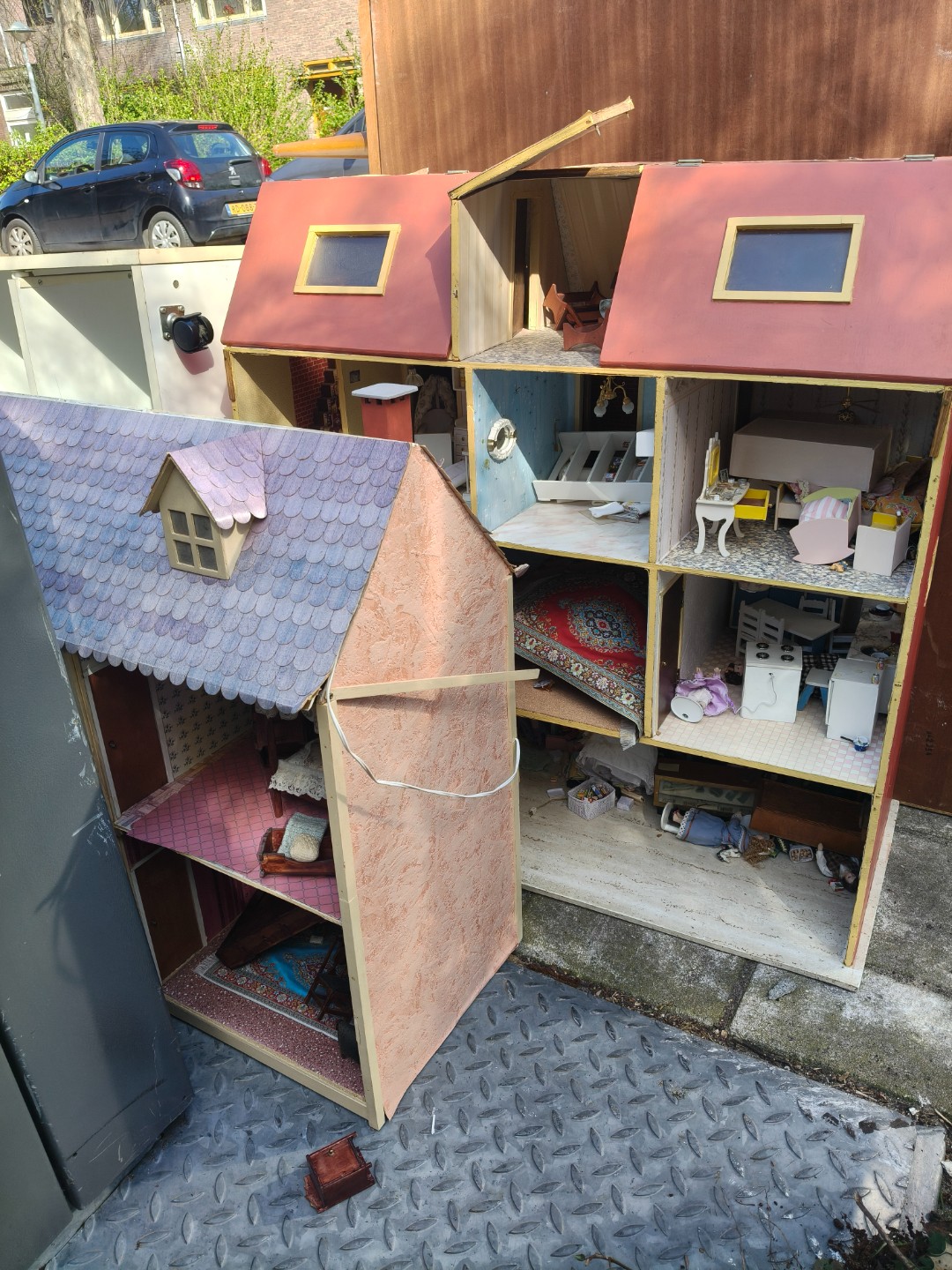 Many many Christmas items and old dollhouses with furniture in Betondorp 2
