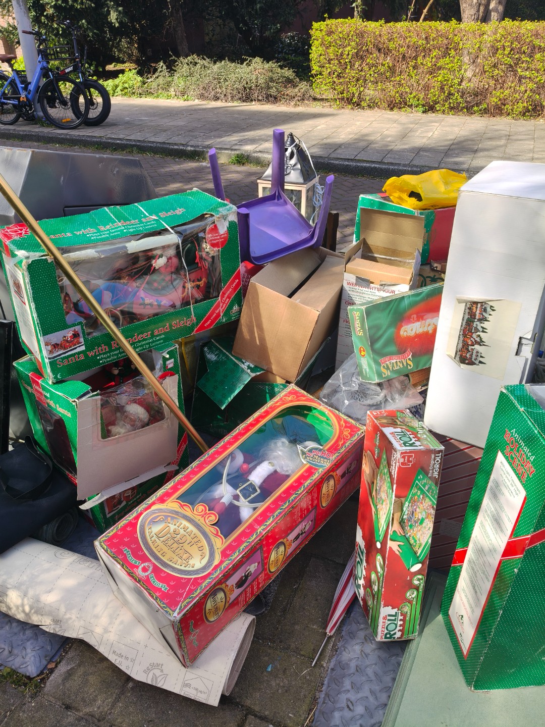 Many many Christmas items and old dollhouses with furniture in Betondorp 3