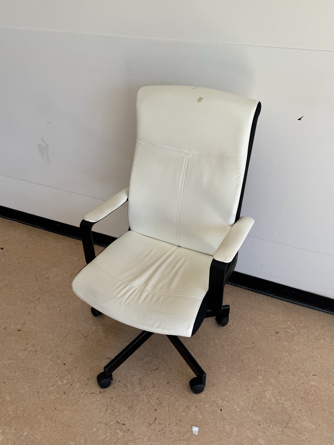 Free : High table,  working bench Ikea, desk chair 
You can find at the CareDesignLab please email me if interested heloise@caredesignlab.nl 3