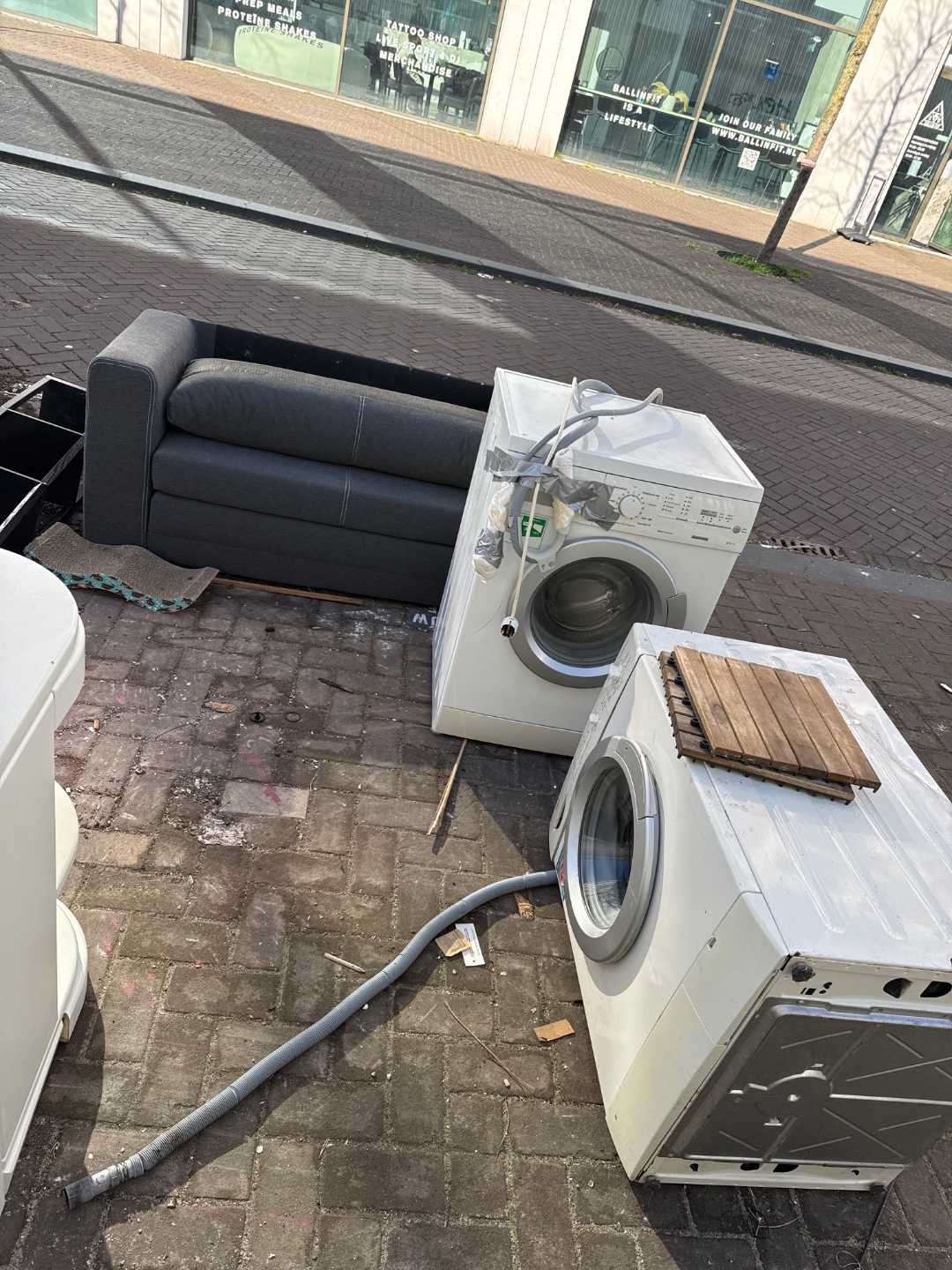 Whole lot of stuff including washing machine and couch 3