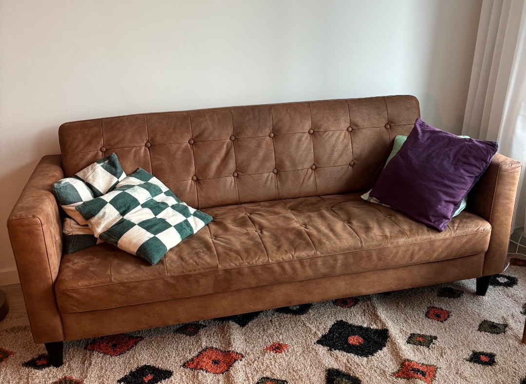 Couch with hocker available, one foot broken but can be taken off and is not necessary 1