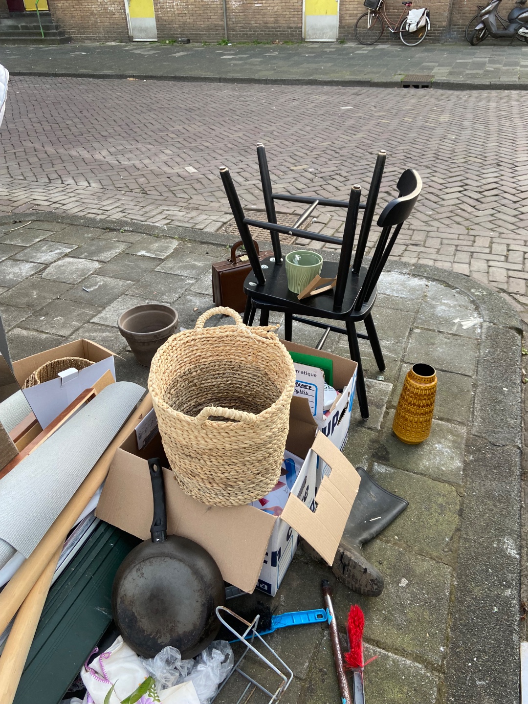 Including loads of glassed and pottery and pink plates (no pic included) 1