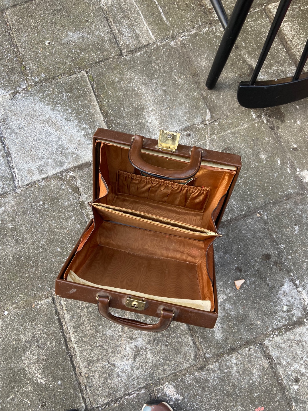 Including loads of glassed and pottery and pink plates (no pic included) 2